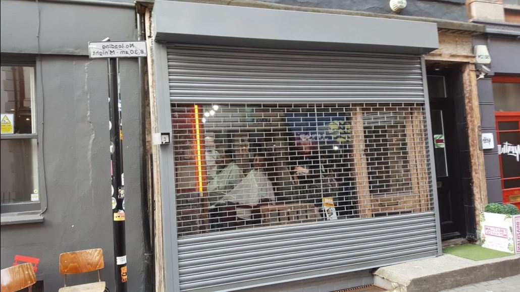 Рольставни на витрину из одностенного экструдированного решетчатого роллетного профиля RHE56GM 7